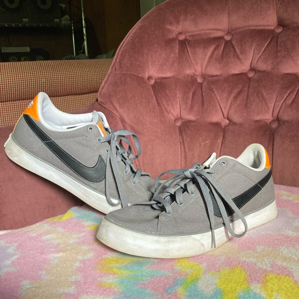 Nike sneakers 🧡